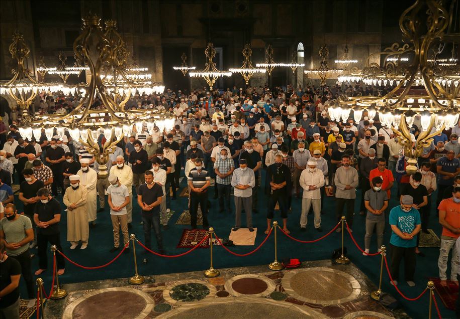 Ayasofya-i Kebir Cami-i Şerifi'nde sabah namazına vatandaşlardan yoğun ilgi