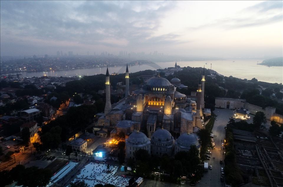 Ayasofya-i Kebir Cami-i Şerifi'nde sabah namazına vatandaşlardan yoğun ilgi