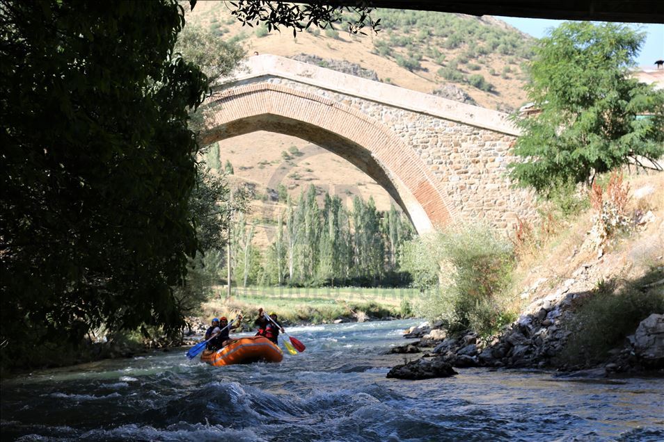 قایق سواری در روخانه "موکس" وان ترکیه، سفری ماجراجویانه به دل طبیعت