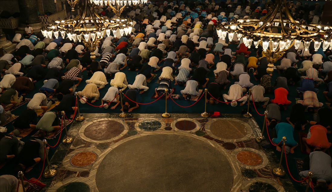 Ayasofya-i Kebir Cami-i Şerifi'nde sabah namazına vatandaşlardan yoğun ilgi