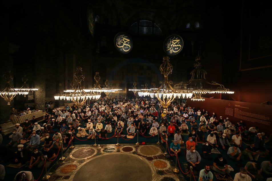 Ayasofya-i Kebir Cami-i Şerifi'nde sabah namazına vatandaşlardan yoğun ilgi