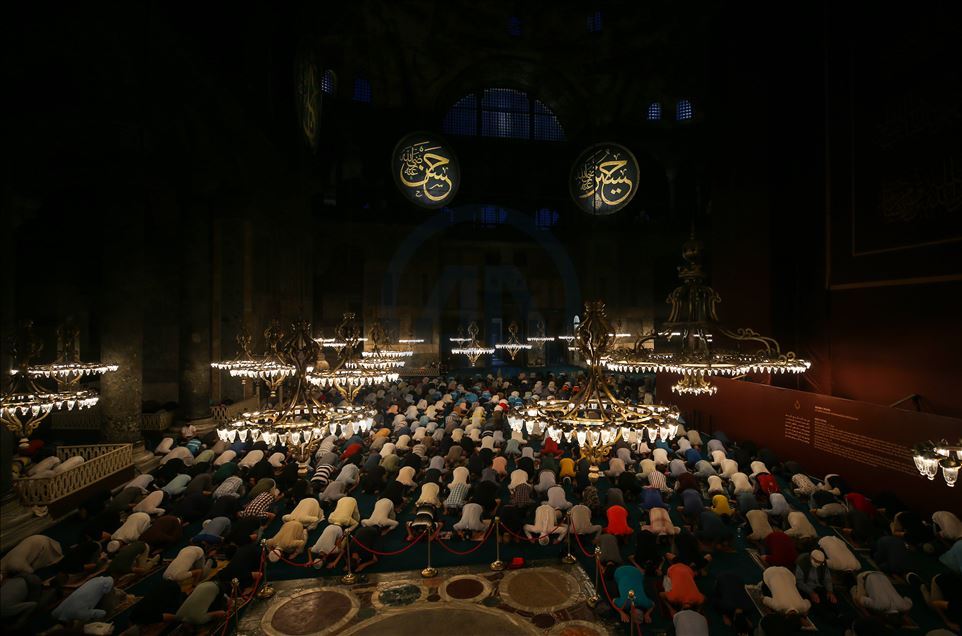 Ayasofya-i Kebir Cami-i Şerifi'nde sabah namazına vatandaşlardan yoğun ilgi