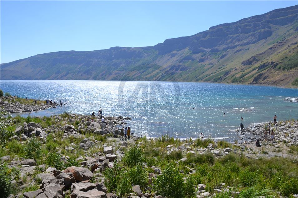 "Yeryüzü cenneti" Nemrut Krater Gölü ziyaretçilerden ilgi görüyor