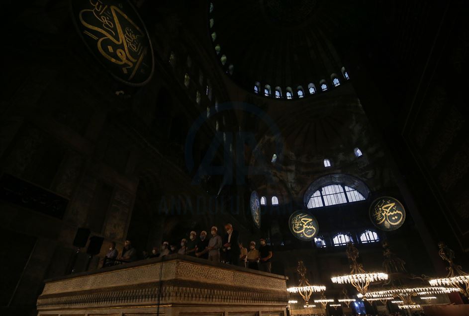 Oración matutina en la Gran Mezquita de Santa Sofía en Estambul