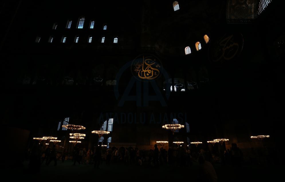 Orang-orang terus kunjungi Masjid Hagia Sophia