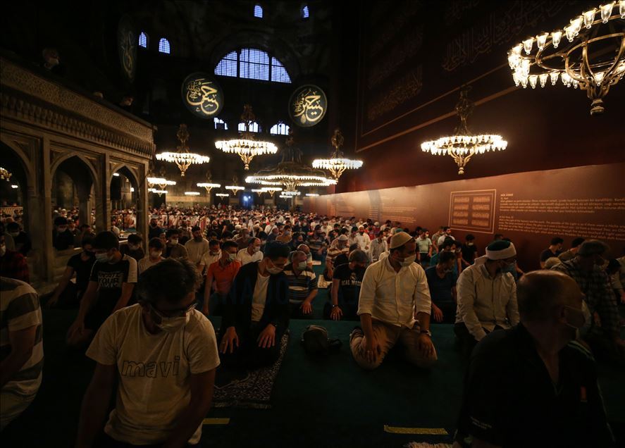 Orang-orang terus kunjungi Masjid Hagia Sophia
