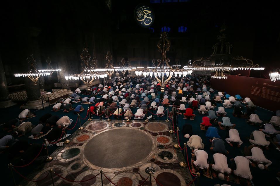 Oración matutina en la Gran Mezquita de Santa Sofía en Estambul