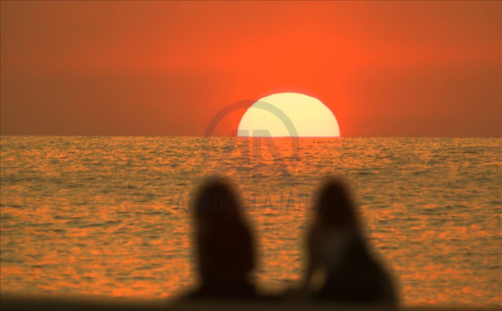 چشمانداز زیبای غروب آفتاب در سواحل استان دوزجه