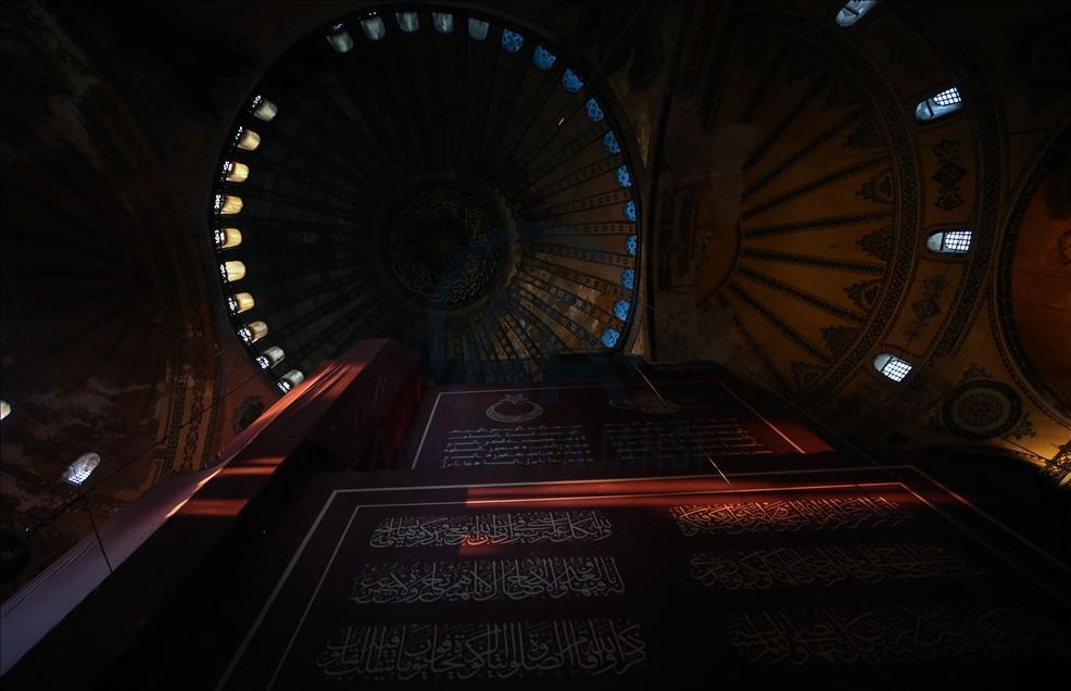Orang-orang terus kunjungi Masjid Hagia Sophia