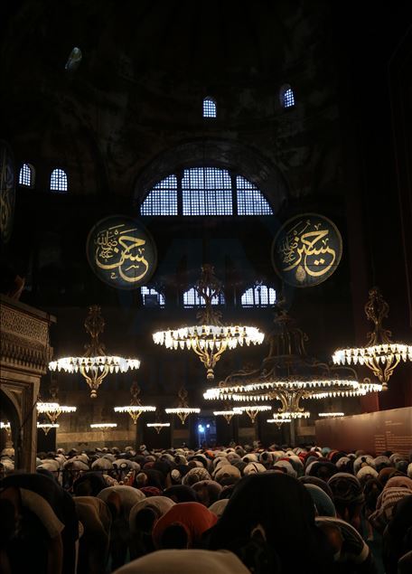 Orang-orang terus kunjungi Masjid Hagia Sophia