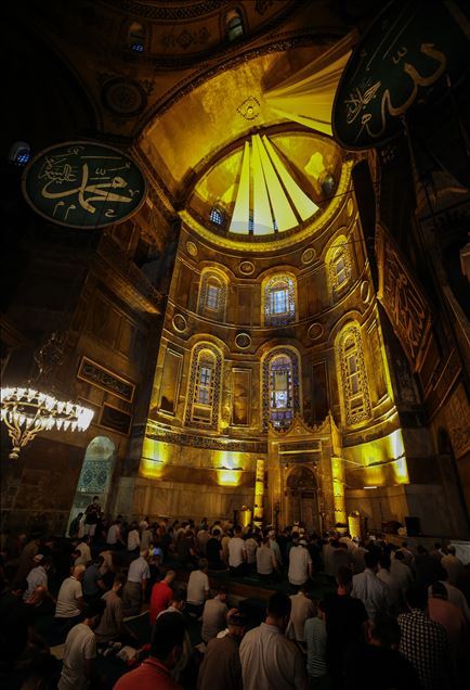 Orang-orang terus kunjungi Masjid Hagia Sophia