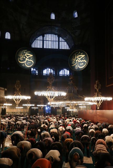 Orang-orang terus kunjungi Masjid Hagia Sophia