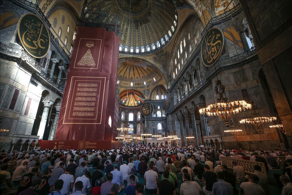 Orang-orang terus kunjungi Masjid Hagia Sophia