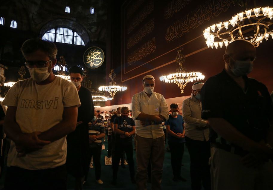 Orang-orang terus kunjungi Masjid Hagia Sophia