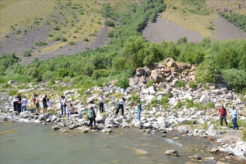 Bihûşta li ser rûyê erdê Gola Krater a Nemrûdê benda mêvanên xwe ye