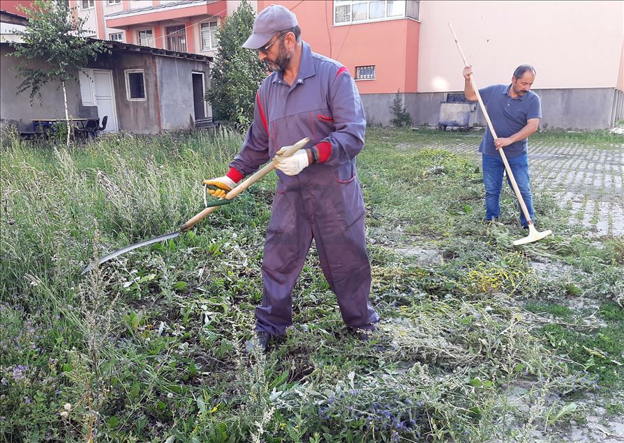 Li Erdexanê mamosteyan rahêştin tirpanan û gihayê hewşa dibistanê dirût
