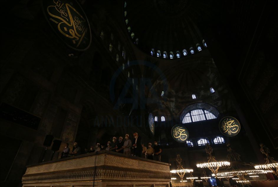 Orang-orang terus kunjungi Masjid Hagia Sophia