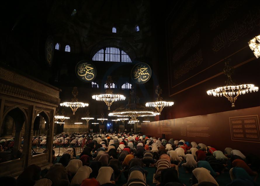 Orang-orang terus kunjungi Masjid Hagia Sophia