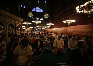 Orang-orang terus kunjungi Masjid Hagia Sophia