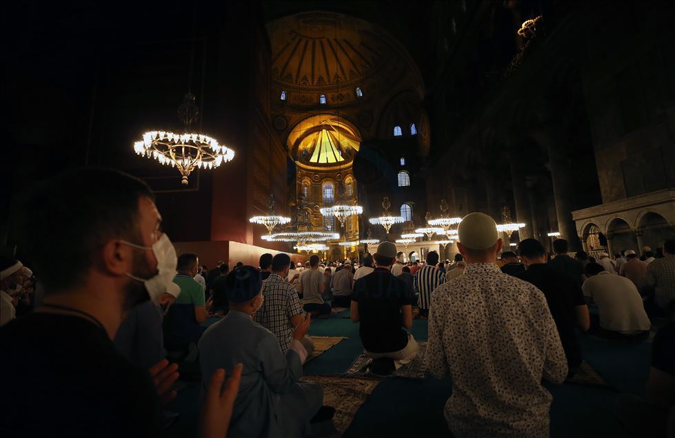 Ayasofya-i Kebir Cami-i Şerifi'ndeki sabah namazına yoğun ilgi