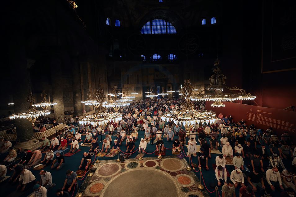 Ayasofya-i Kebir Cami-i Şerifi'ndeki sabah namazına yoğun ilgi
