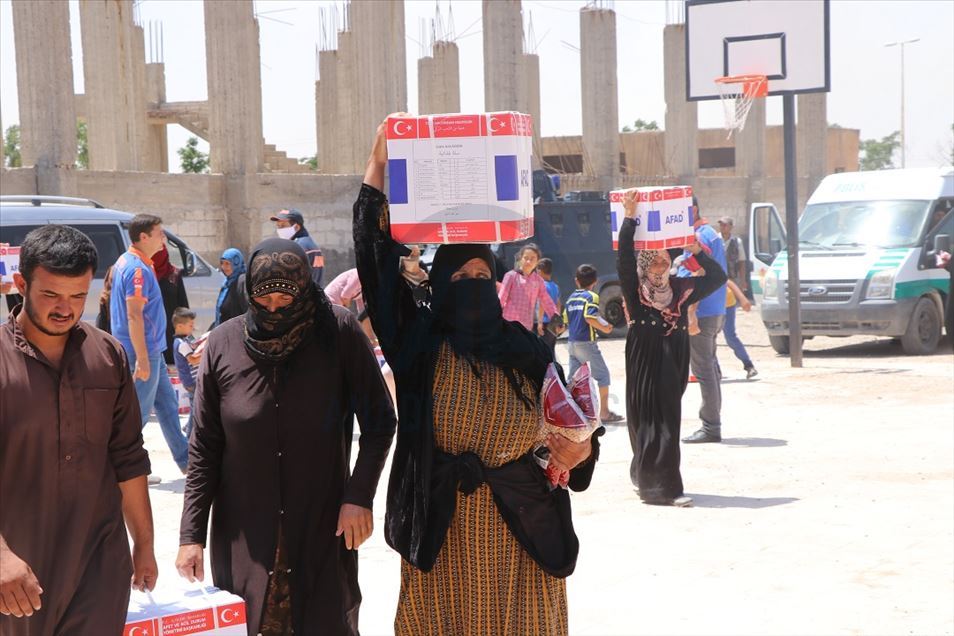 Tel Abyad'da ihtiyaç sahiplerine insani yardım dağıtıldı