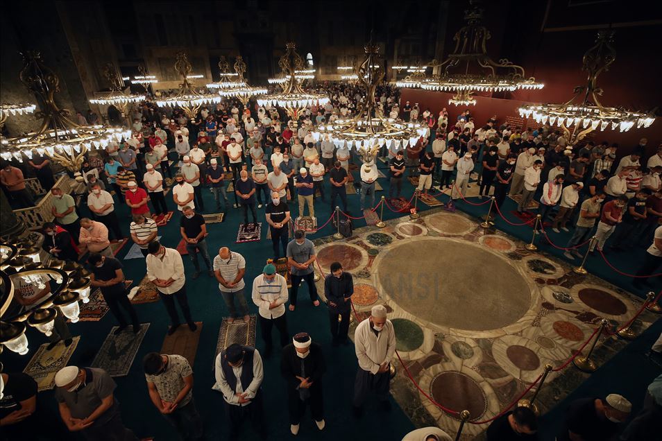 Ayasofya-i Kebir Cami-i Şerifi'ndeki sabah namazına yoğun ilgi