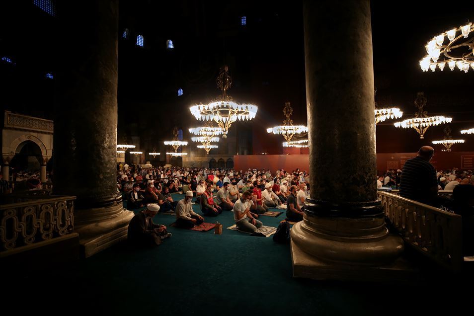 Ayasofya-i Kebir Cami-i Şerifi'ndeki sabah namazına yoğun ilgi