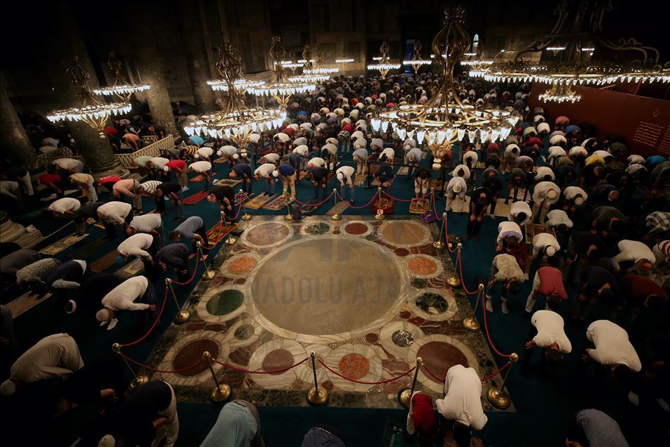 Ayasofya-i Kebir Cami-i Şerifi'ndeki sabah namazına yoğun ilgi