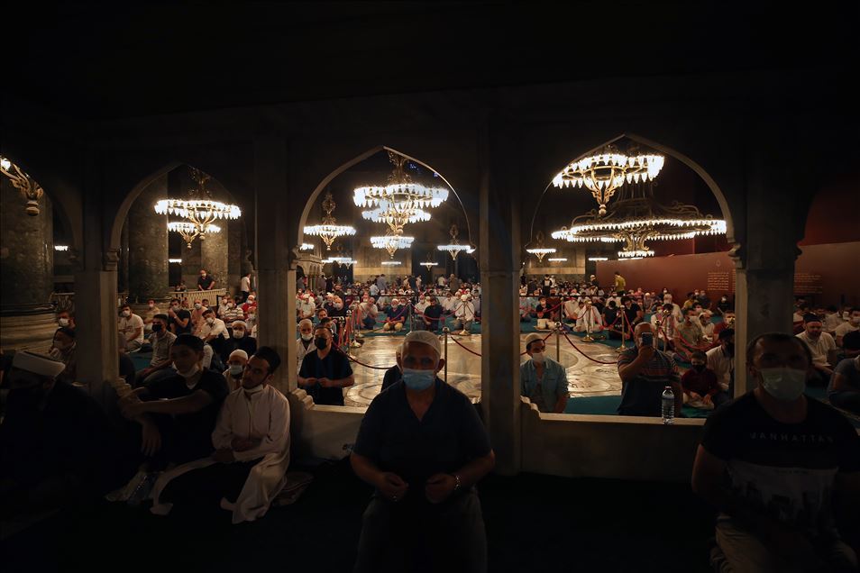 Ayasofya-i Kebir Cami-i Şerifi'ndeki sabah namazına yoğun ilgi