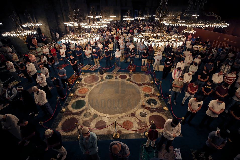 Ayasofya-i Kebir Cami-i Şerifi'ndeki sabah namazına yoğun ilgi