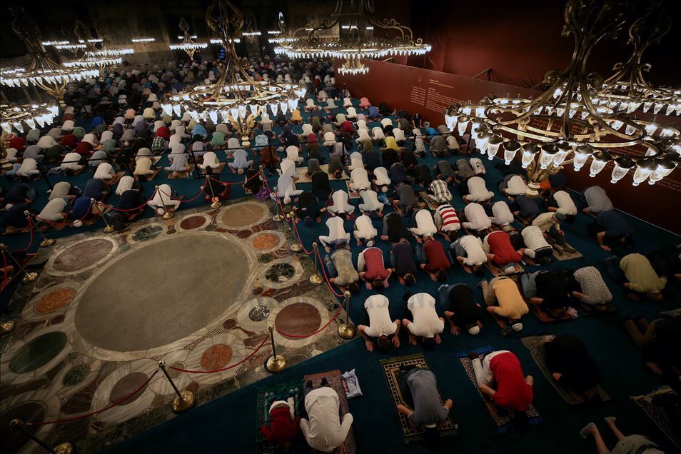 Ayasofya-i Kebir Cami-i Şerifi'ndeki sabah namazına yoğun ilgi