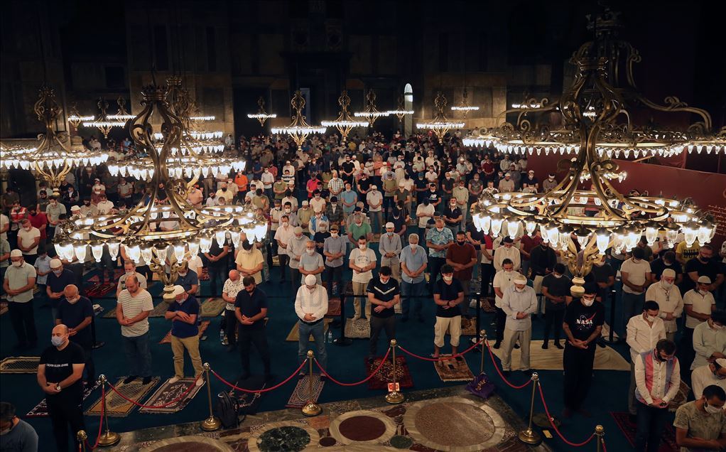Ayasofya-i Kebir Cami-i Şerifi'ndeki sabah namazına yoğun ilgi