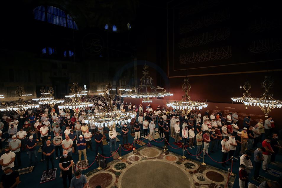 Ayasofya-i Kebir Cami-i Şerifi'ndeki sabah namazına yoğun ilgi