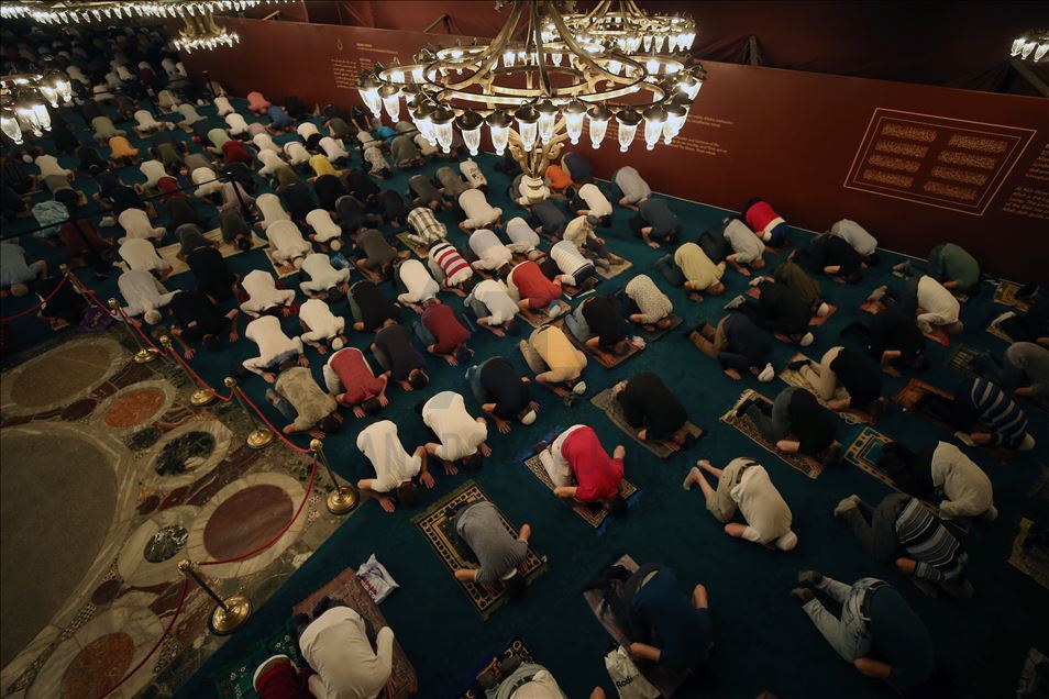 Ayasofya-i Kebir Cami-i Şerifi'ndeki sabah namazına yoğun ilgi