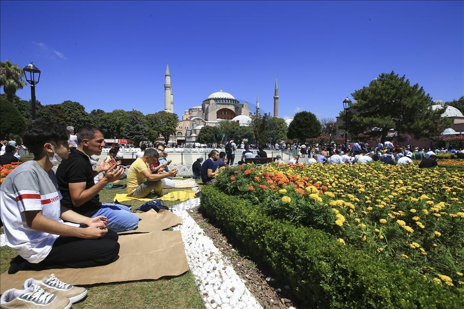 Ayasofya-i Kebir Cami-i Şerifi'nde cuma yoğunluğu