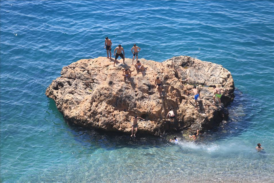 Antalya ve Muğla'da sahillerde yoğunluk yaşanıyor