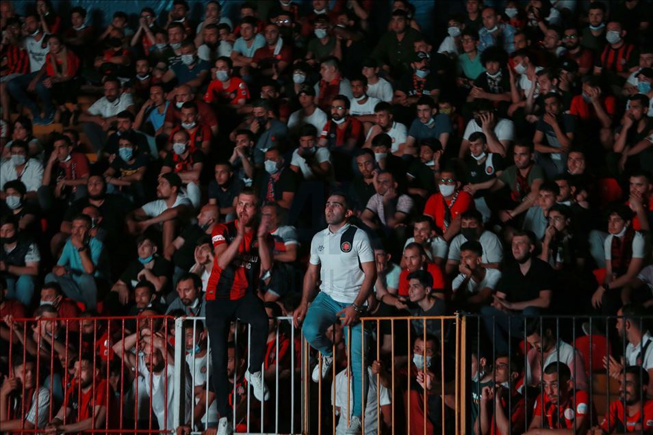 Fatih Karagümrüklü taraftarlar, Adana Demirspor maçını Vefa Stadı'ndaki ekrandan takip ediyor