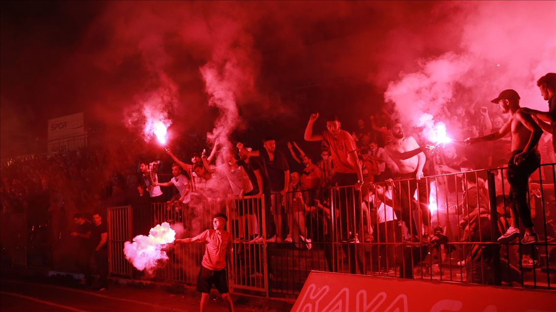 Fatih Karagümrüklü taraftarlar, Adana Demirspor maçını Vefa Stadı'ndaki ekrandan takip ediyor