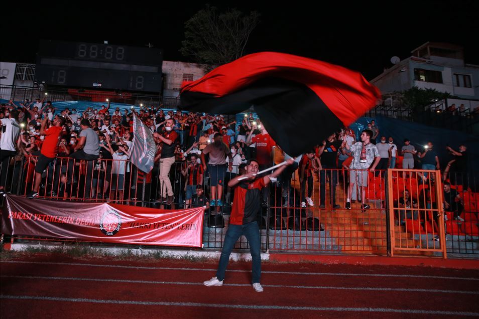 Fatih Karagümrüklü taraftarlar, Adana Demirspor maçını Vefa Stadı'ndaki ekrandan takip ediyor