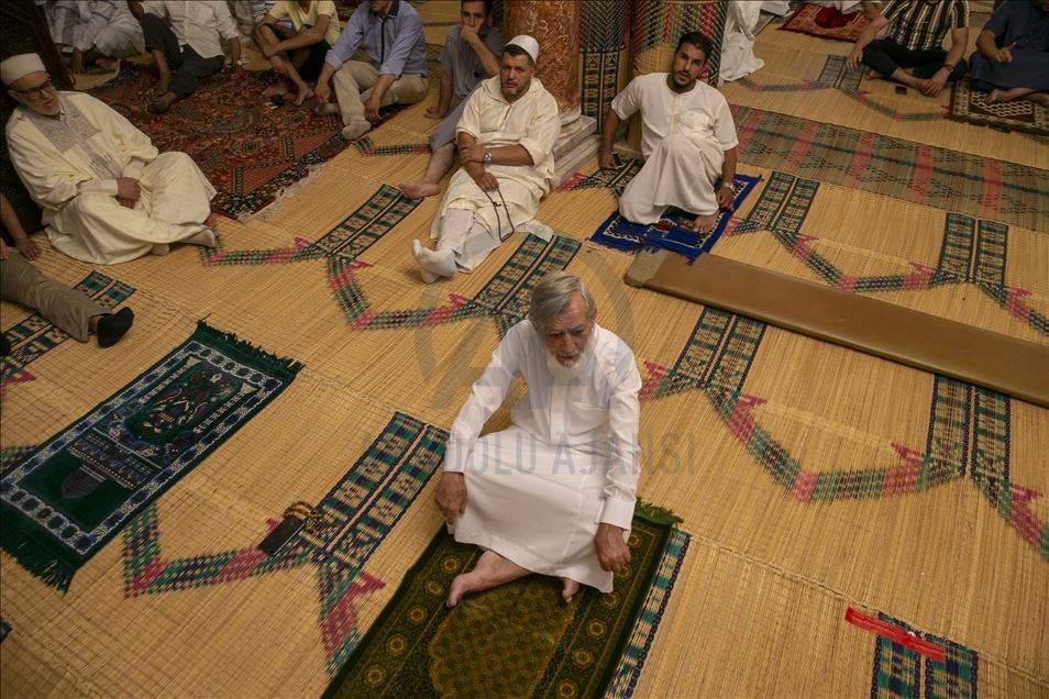 تونس.. المئات يحتاطون من "كورونا" ويصلون العيد بـ"الزيتونة"