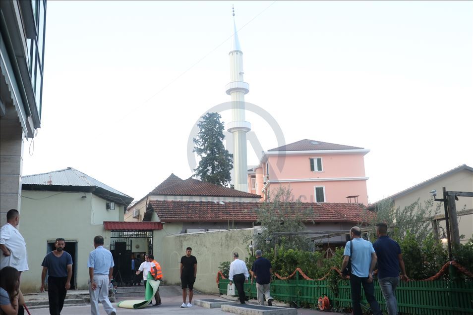Në Shqipëri falet namazi i Kurban Bajramit