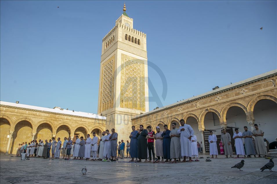 تونس.. المئات يحتاطون من "كورونا" ويصلون العيد بـ"الزيتونة"