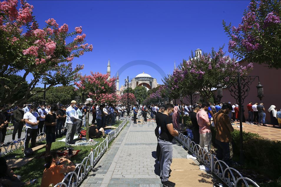Ayasofya-i Kebir Cami-i Şerifi'nde cuma yoğunluğu