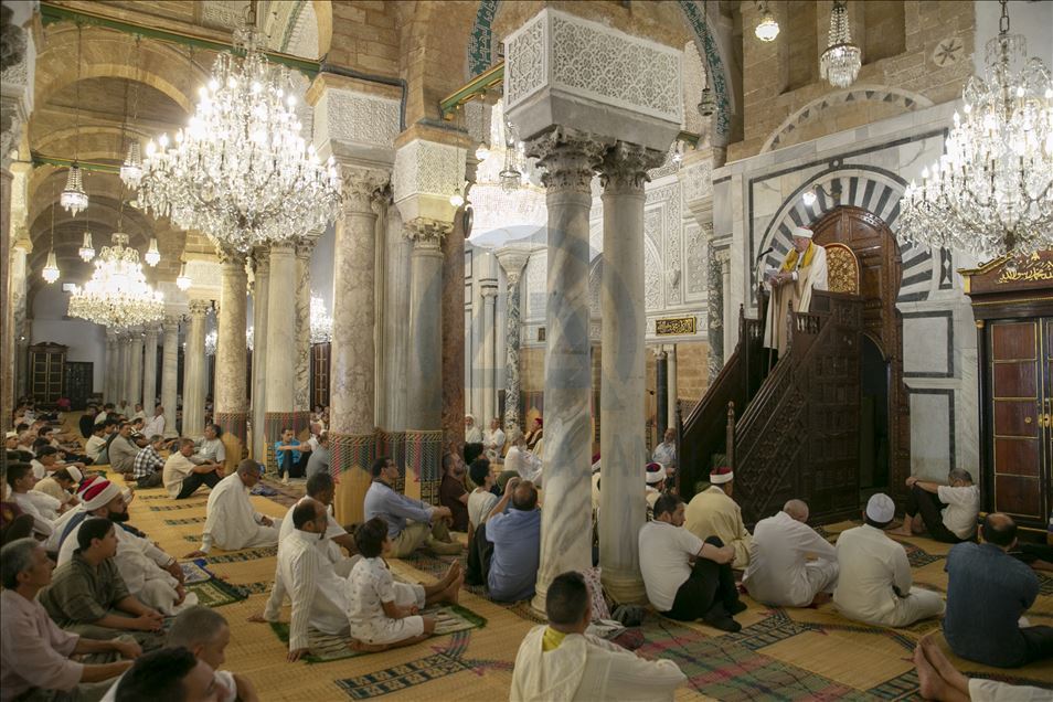 تونس.. المئات يحتاطون من "كورونا" ويصلون العيد بـ"الزيتونة"