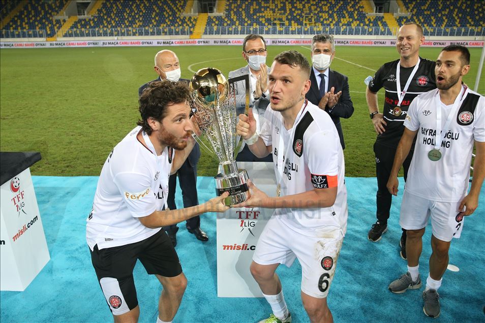 Fatih Karagümrük kupasını aldı