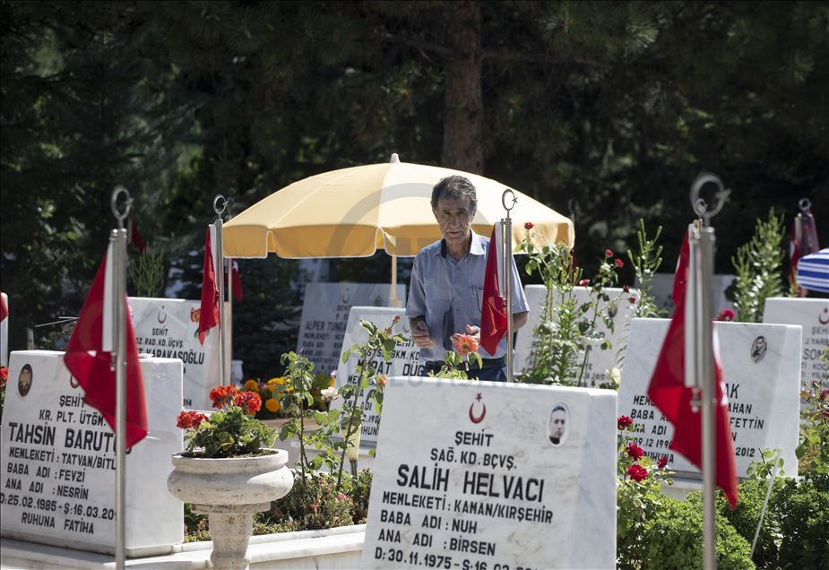 Başkentte şehit aileleri bayramın ilk günü kabristanda dua okudu