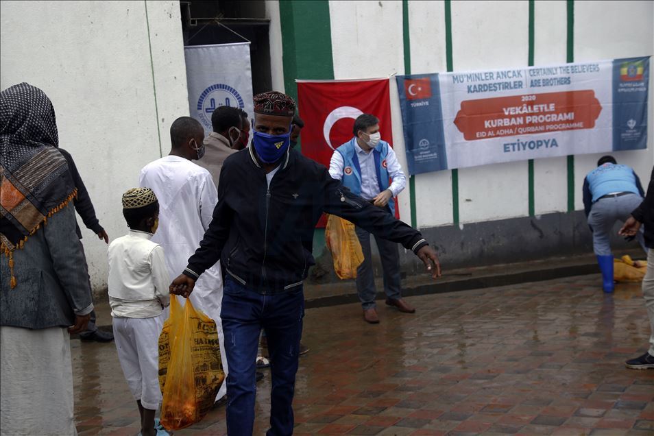 ترکیه بین نیازمند نیجریه و اتیوپی گوشت قربانی توزیع کرد
