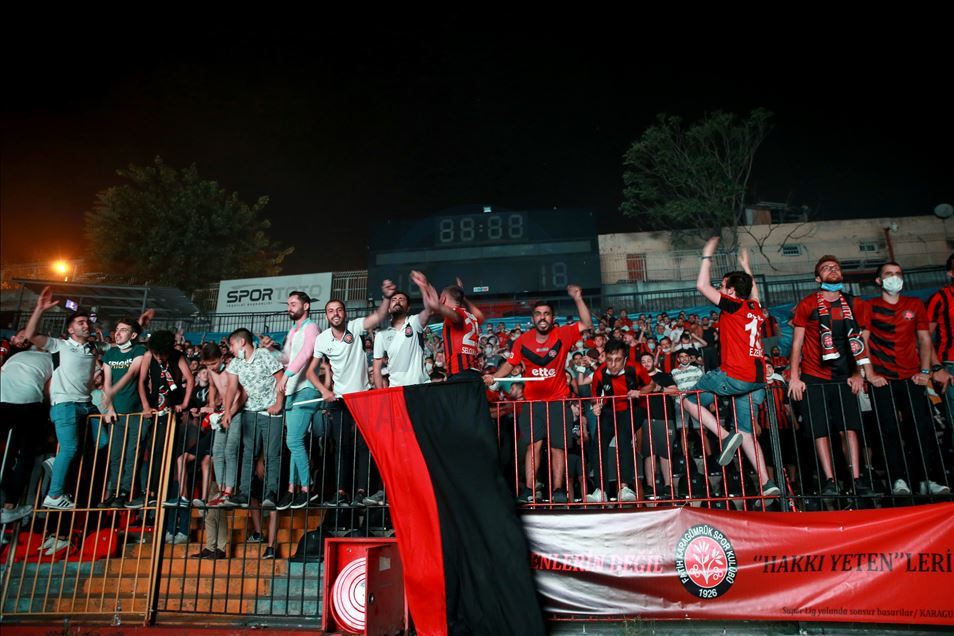 Fatih Karagümrüklü taraftarlar, Adana Demirspor maçını Vefa Stadı'ndaki ekrandan takip ediyor