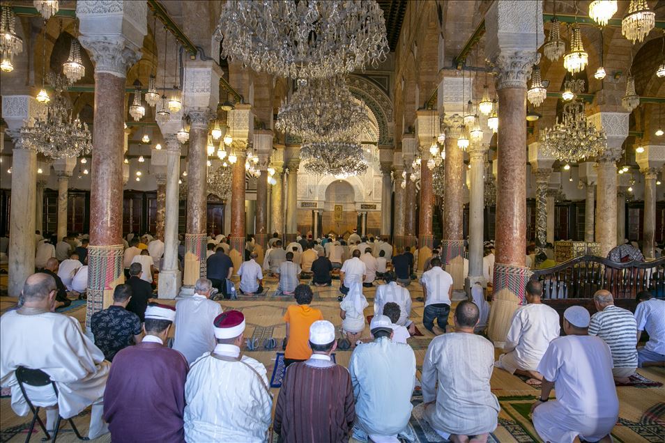 تونس.. المئات يحتاطون من "كورونا" ويصلون العيد بـ"الزيتونة"